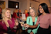 Barbara Osthoff, Herrenmode-Designerin Doris Hartwich, Brenda Severin beim Römmerts Wine Tasting im „Lump, Stein & Küchenmeister – Die Weinbar im Alten Hof“ am 7. März 2019 {©Foto:Martin Schmitz)